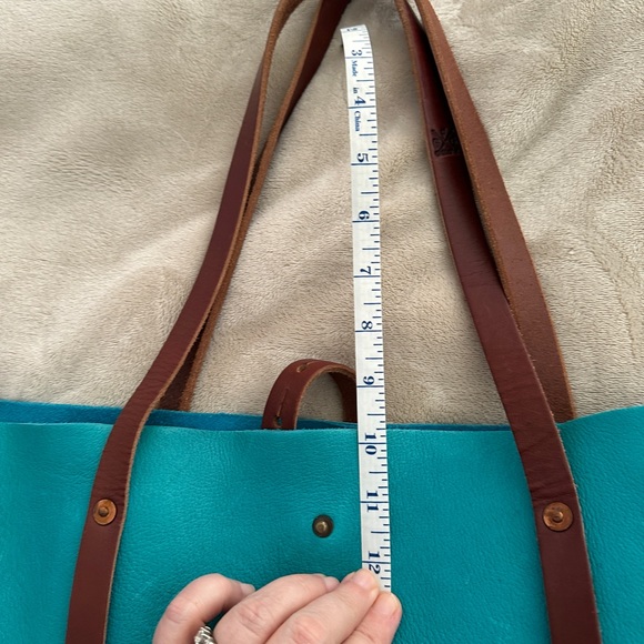 Go Forth Goods Extra Large Avery Leather Tote with Closure - Picture 10 of 10